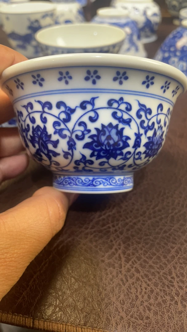 景德镇手绘压手缠枝杯