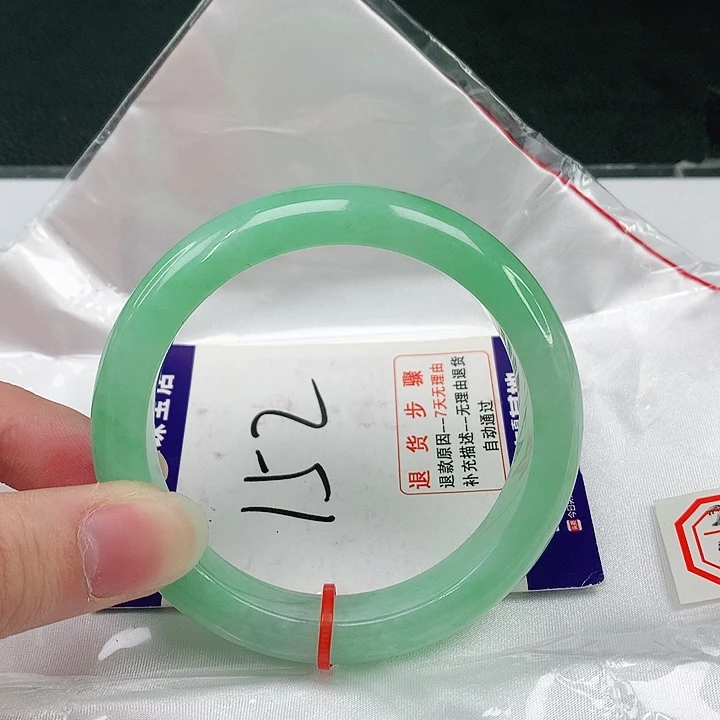 翡翠手镯未镶嵌翡翠