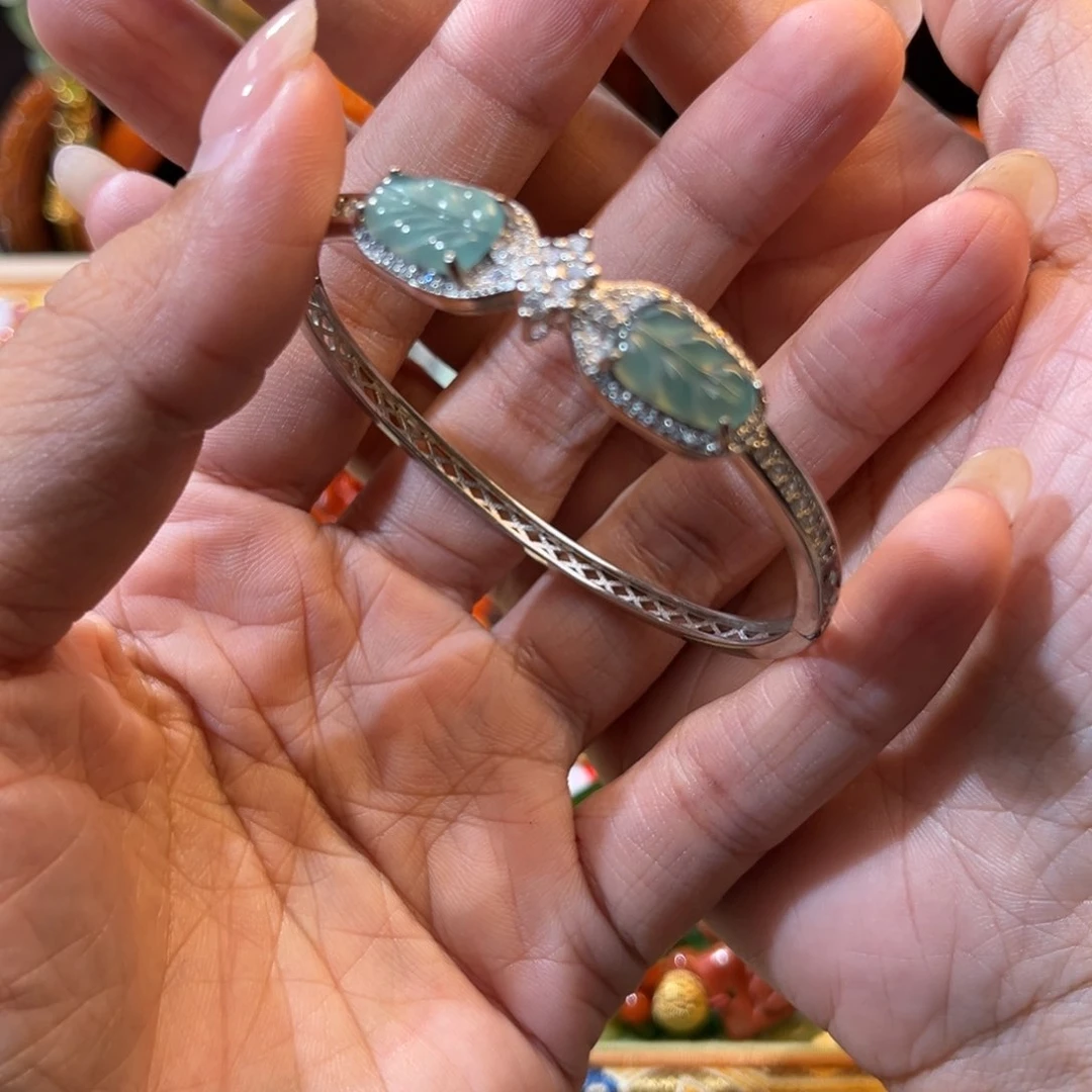 翡翠未镶嵌颈饰待编织