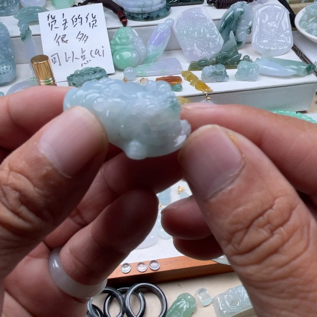 翡翠未镶嵌颈饰翡翠口含金珠貔貅