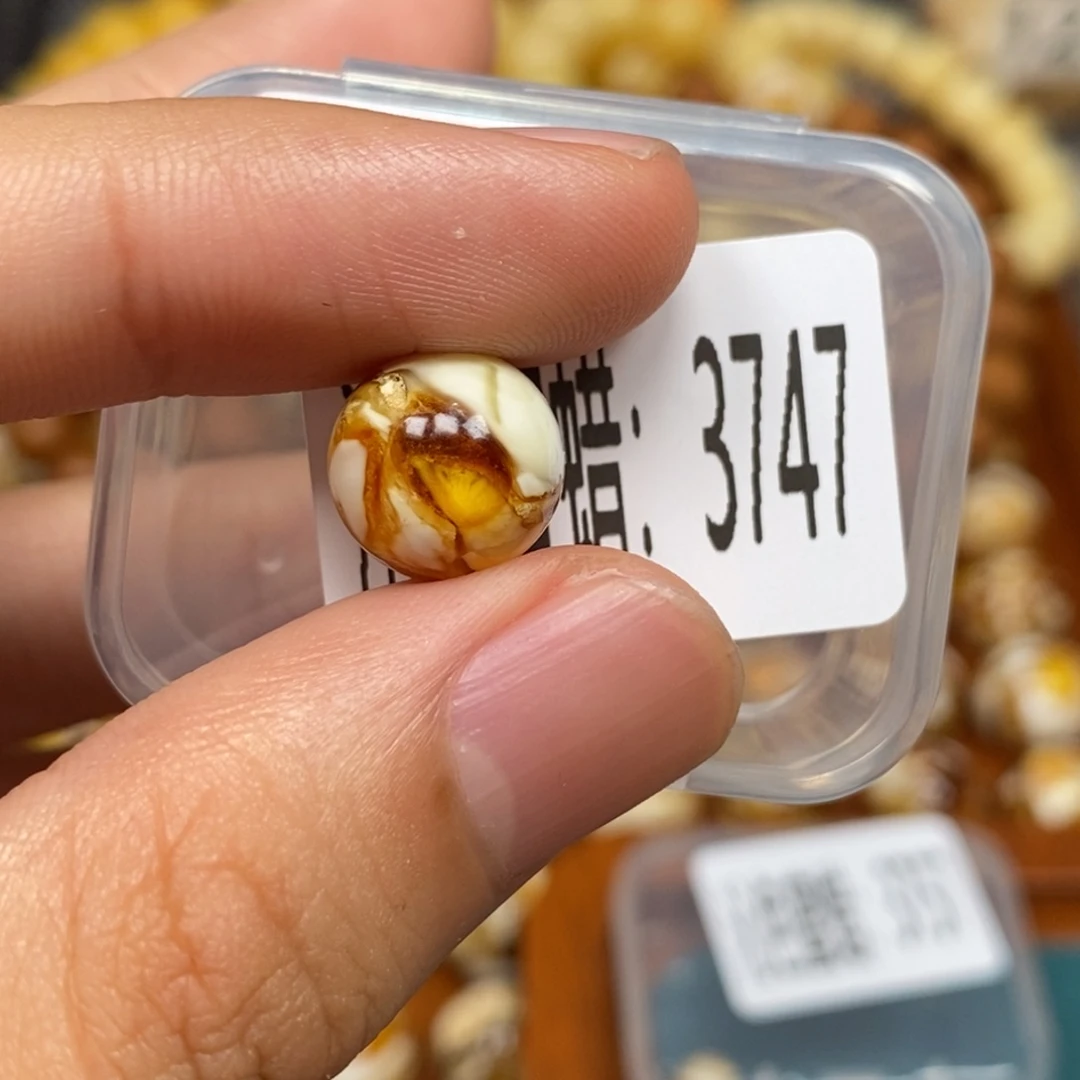 蜜蜡未镶嵌珠宝奇石3747