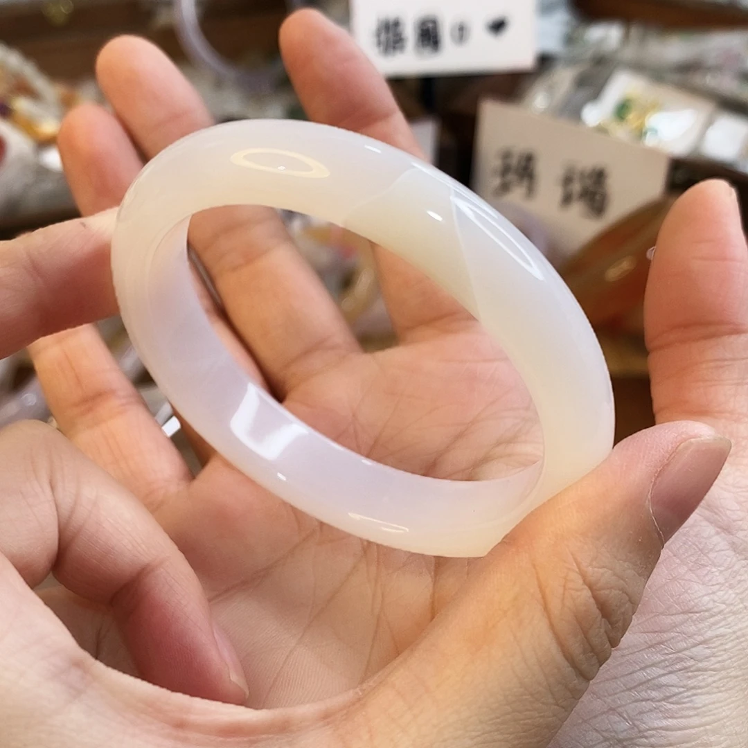 玛瑙/玉髓未镶嵌手镯A764。55.8圈。 瑕