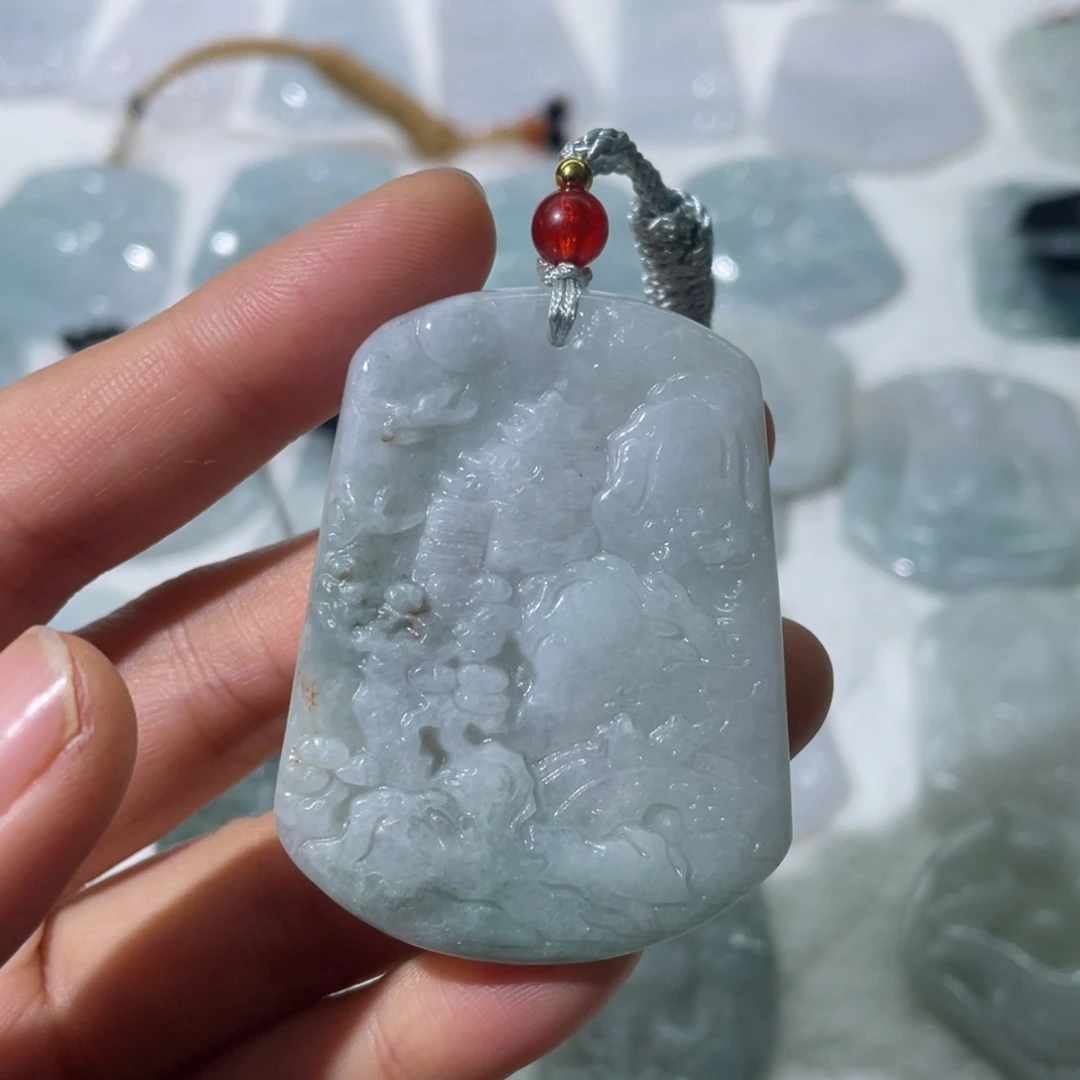 翡翠未镶嵌颈饰山水牌，微瑕