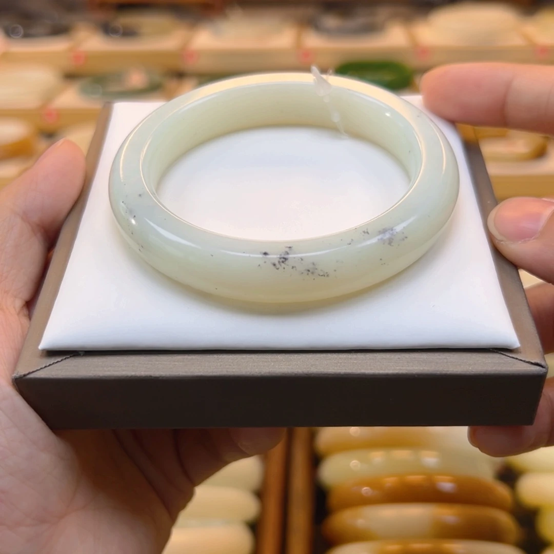 和田玉手镯未镶嵌3