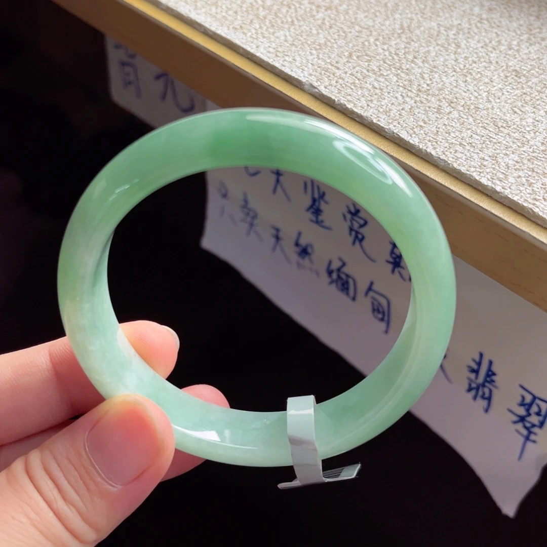 翡翠手镯未镶嵌手镯