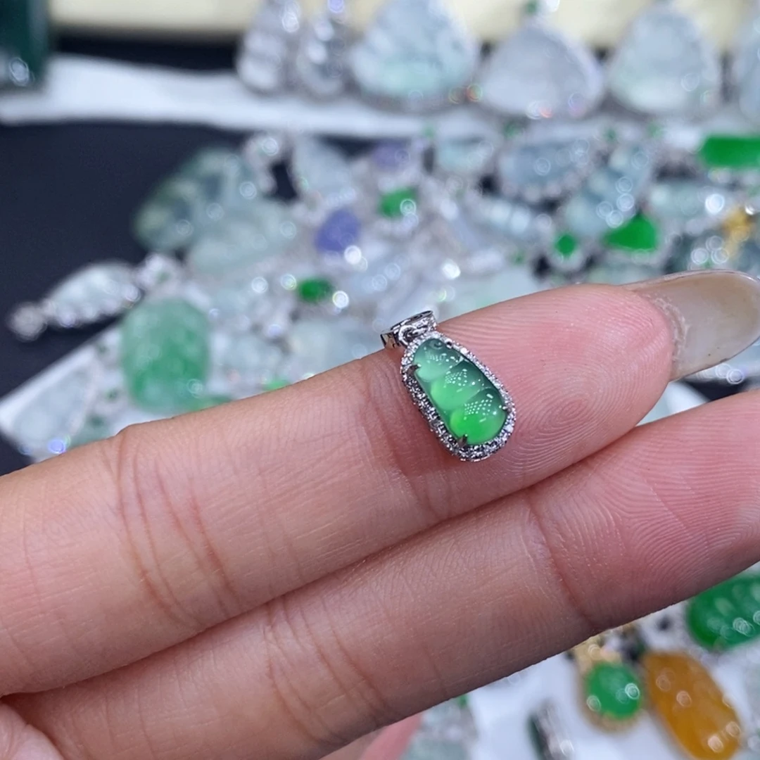 翡翠18K金镶嵌颈饰