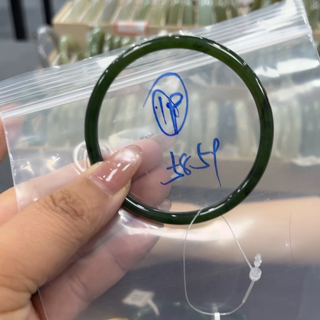 子***君和田玉未镶嵌手镯