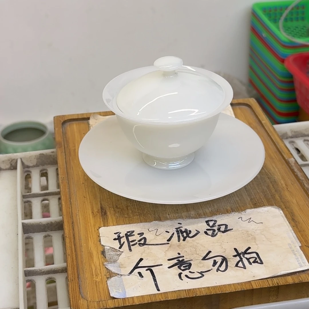 微瑕疵介意勿拍陶瓷器皿A亮光，略有微瑕疵，无缺口