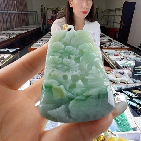 翡翠未镶嵌颈饰一个