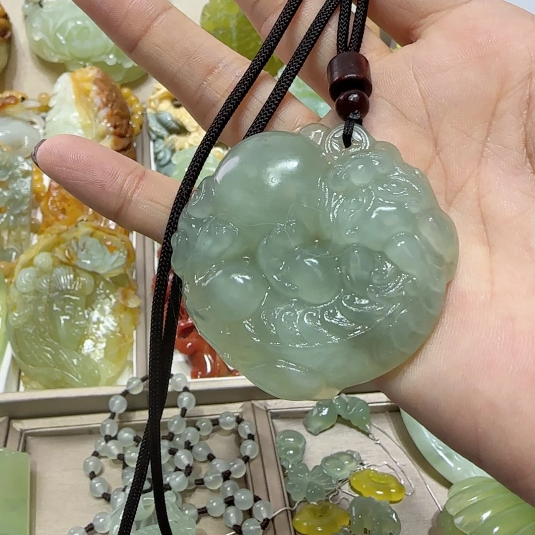 未镶嵌蛇纹石玉吊坠