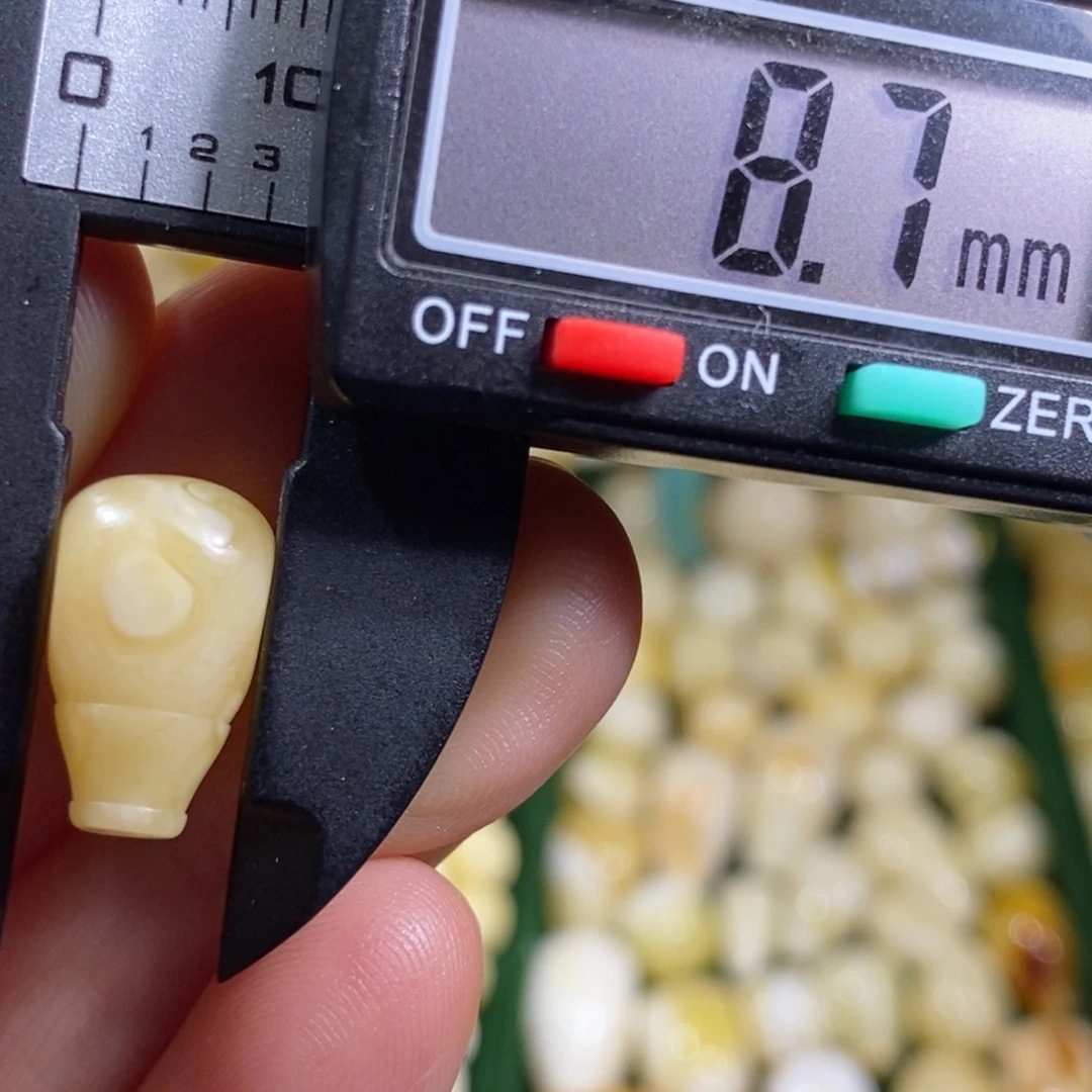 蜜蜡未镶嵌裸石微瑕