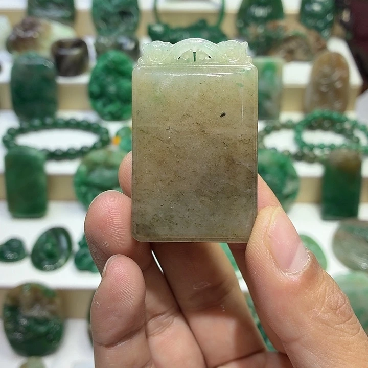 独山玉未镶嵌颈饰三五牌