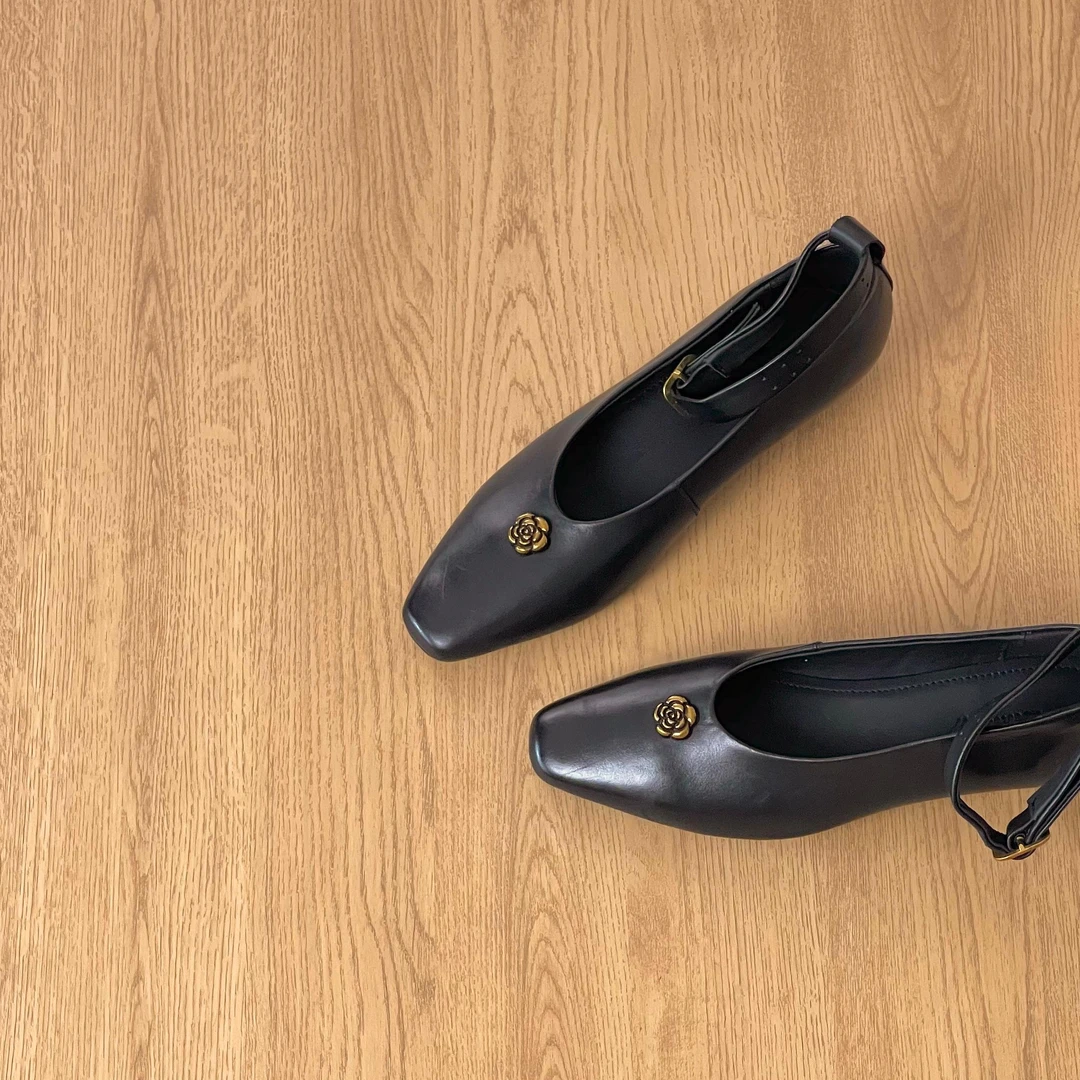 HUSSLOVE 头层牛皮·跟高3CM·优雅山茶花可拆卸皮带踝扣两穿单鞋女