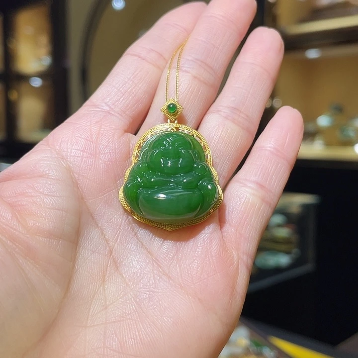 颈饰18K金镶嵌和田玉佛