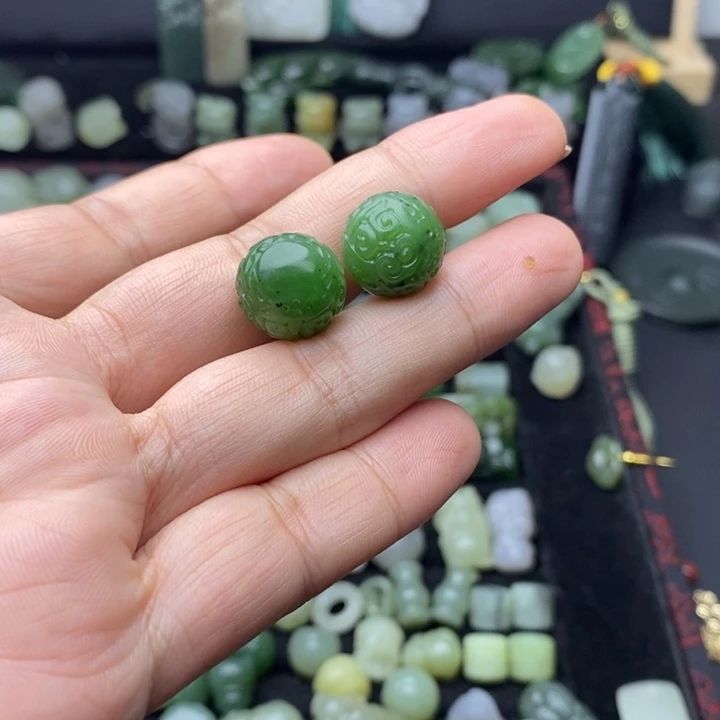 了***范和田玉未镶嵌颈饰
