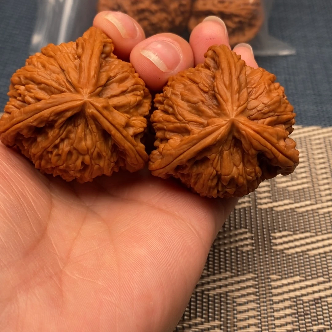 东***红文玩核桃吊坠三棱