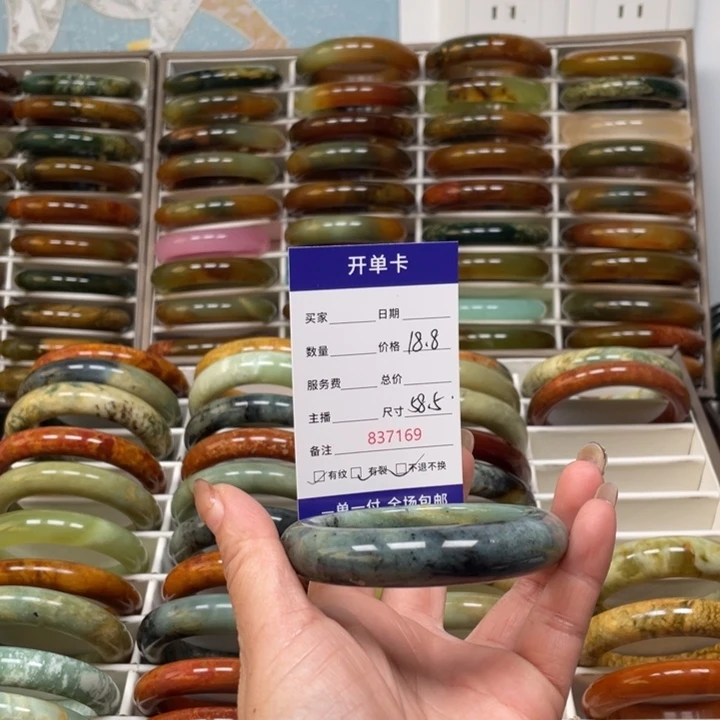 知***忆蛇纹石玉未镶嵌手镯