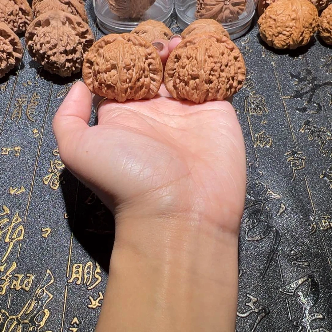 文玩核桃吊坠白狮子43手把件120