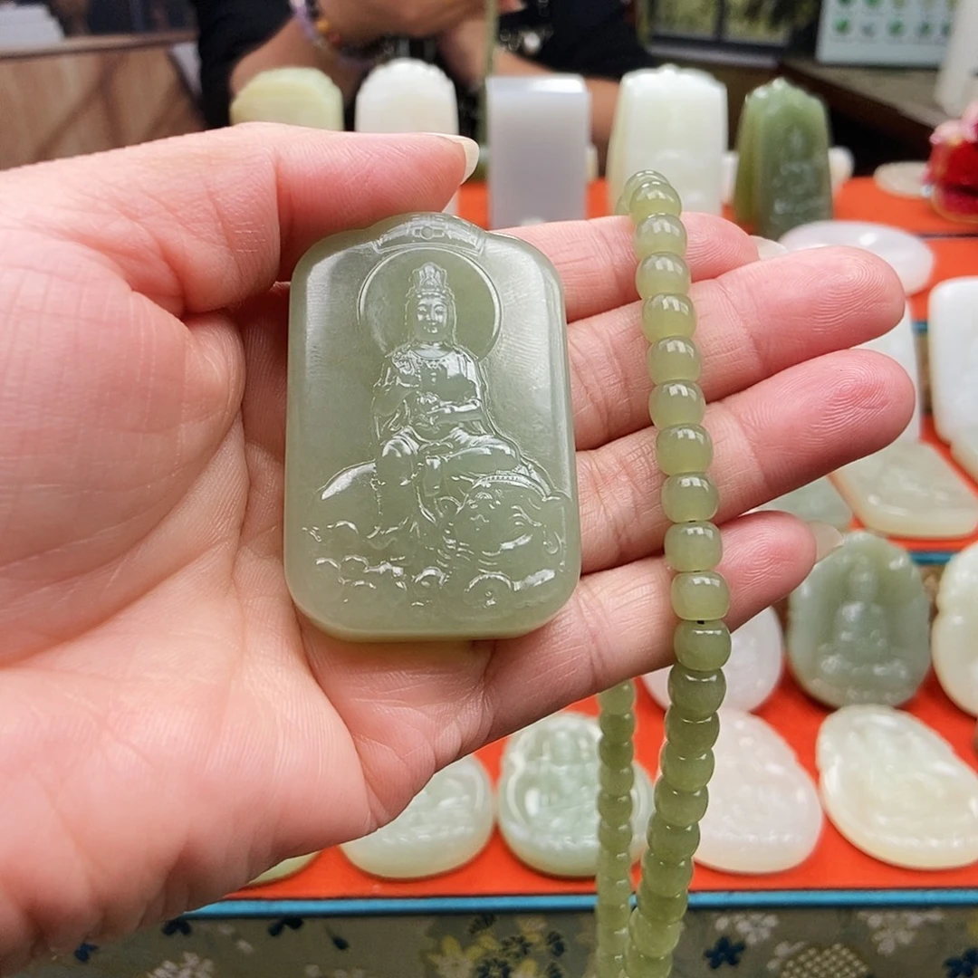 平***人和田玉未镶嵌颈饰