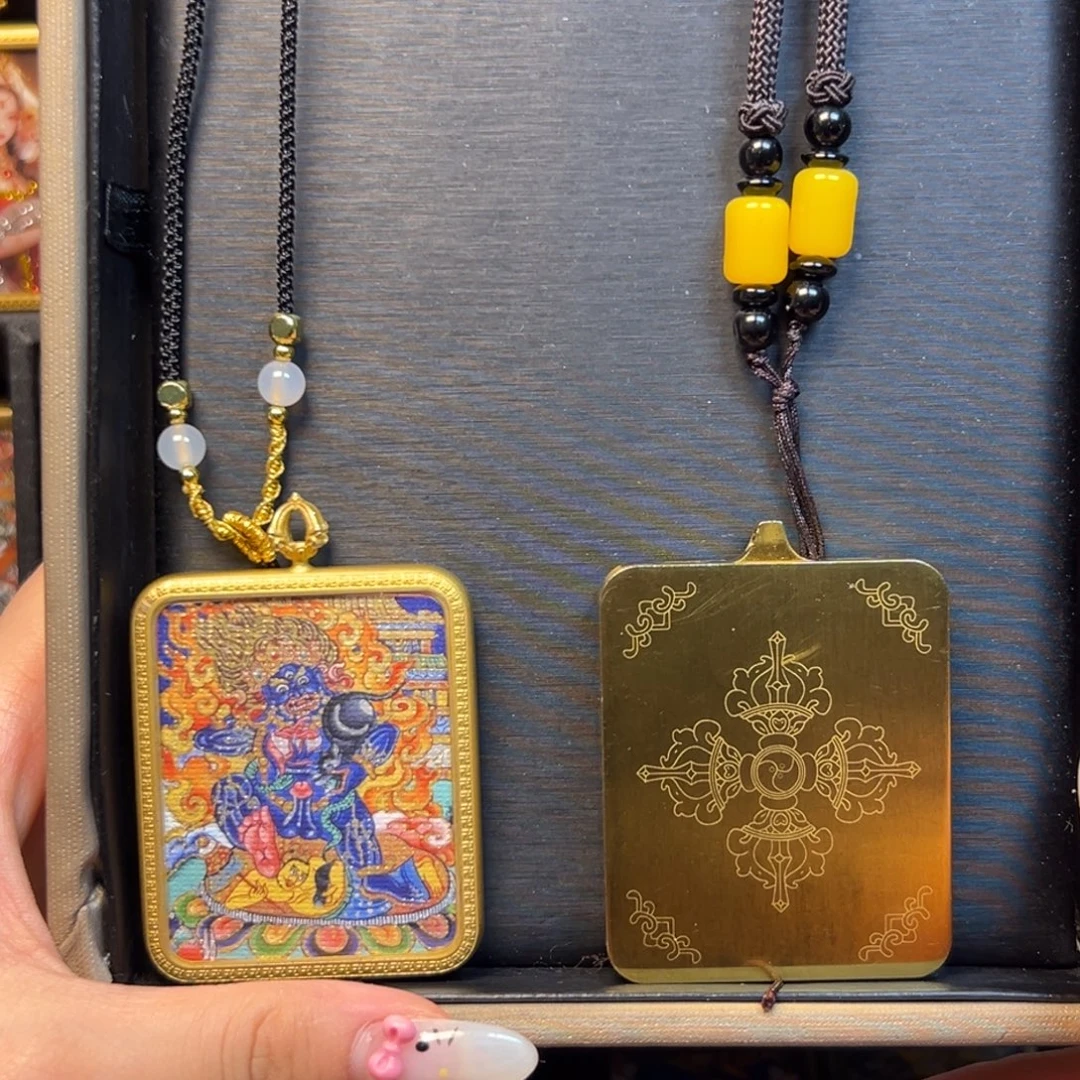 蓝***色吊坠美丽而有活力地迎接