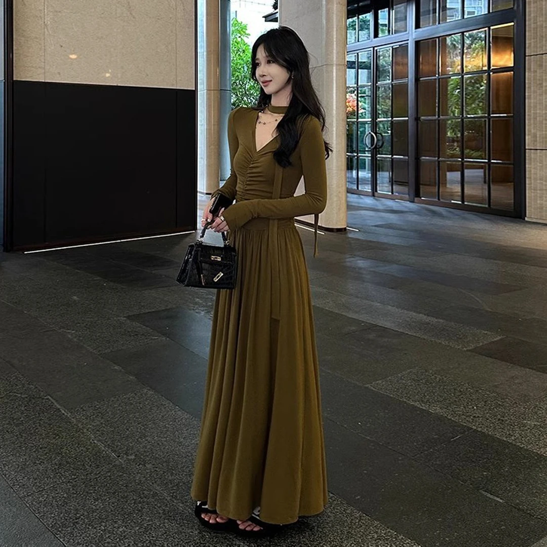 御姐风轻奢贵系v领长袖连衣裙子女2026早秋高级修身褶皱收腰长裙