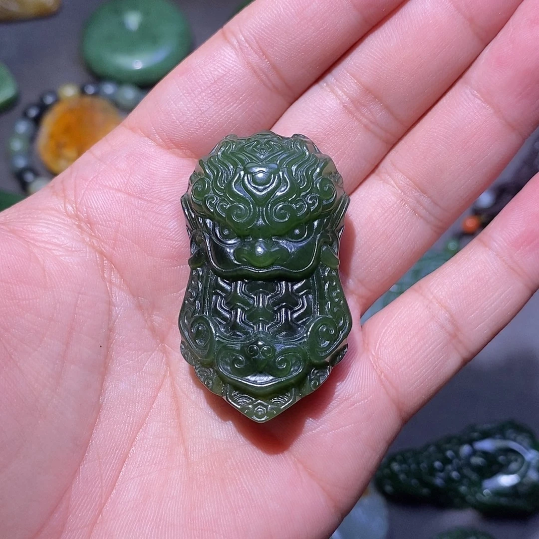 吴***大颈饰未镶嵌和田玉
