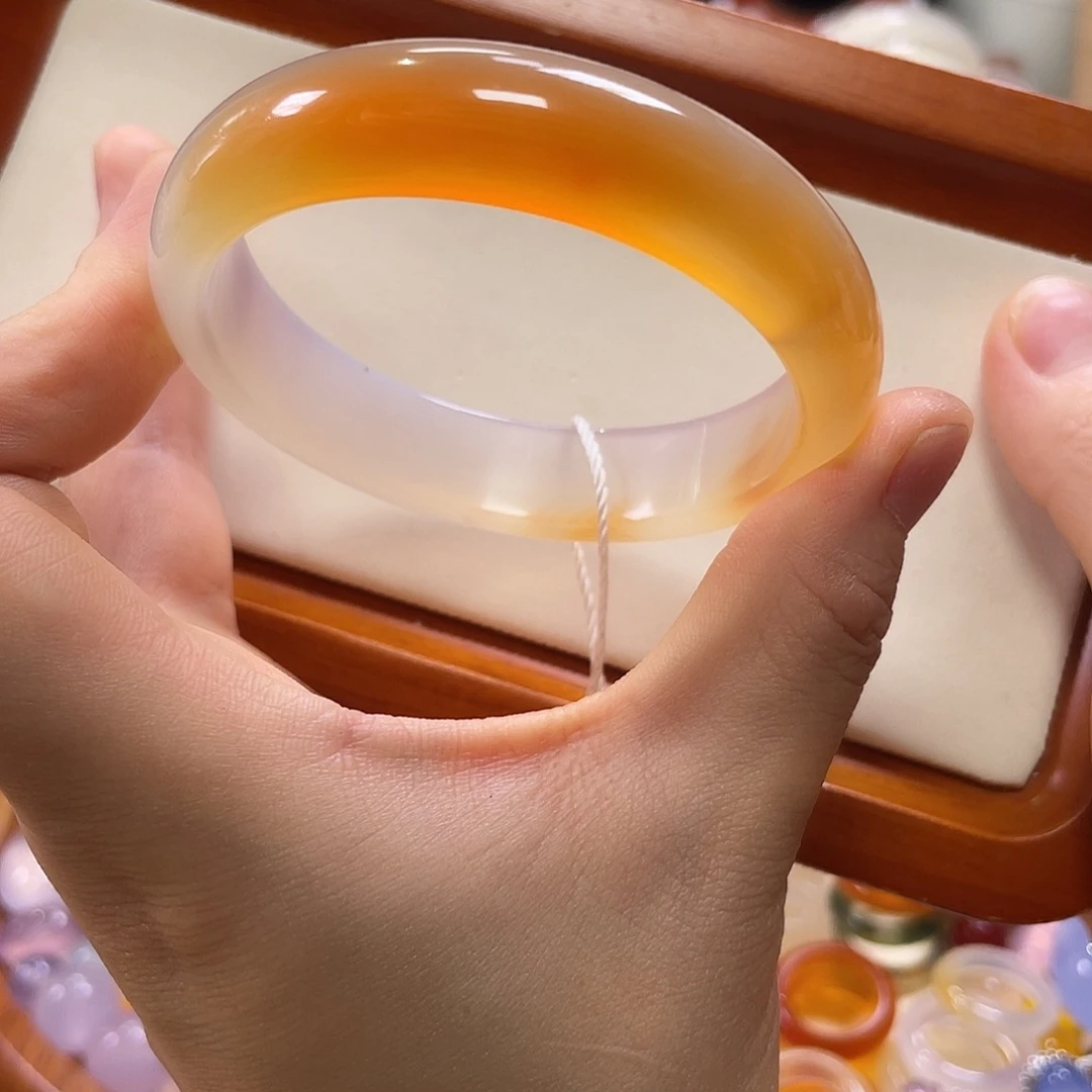 玛瑙/玉髓未镶嵌手镯不同角度不同光线下色不同