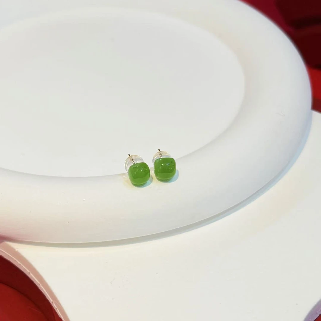 18K金镶嵌6mm苹果绿旦面耳针HNZ14933