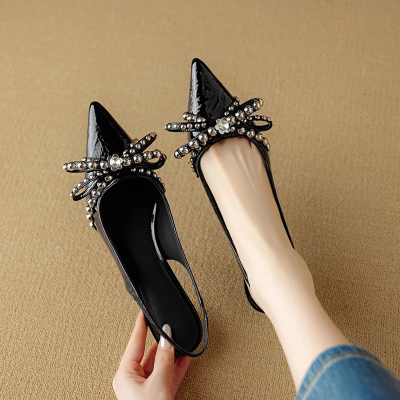 5cm设计感铆钉蝴蝶结包头凉鞋小众软漆皮细跟后空高跟鞋2025新款