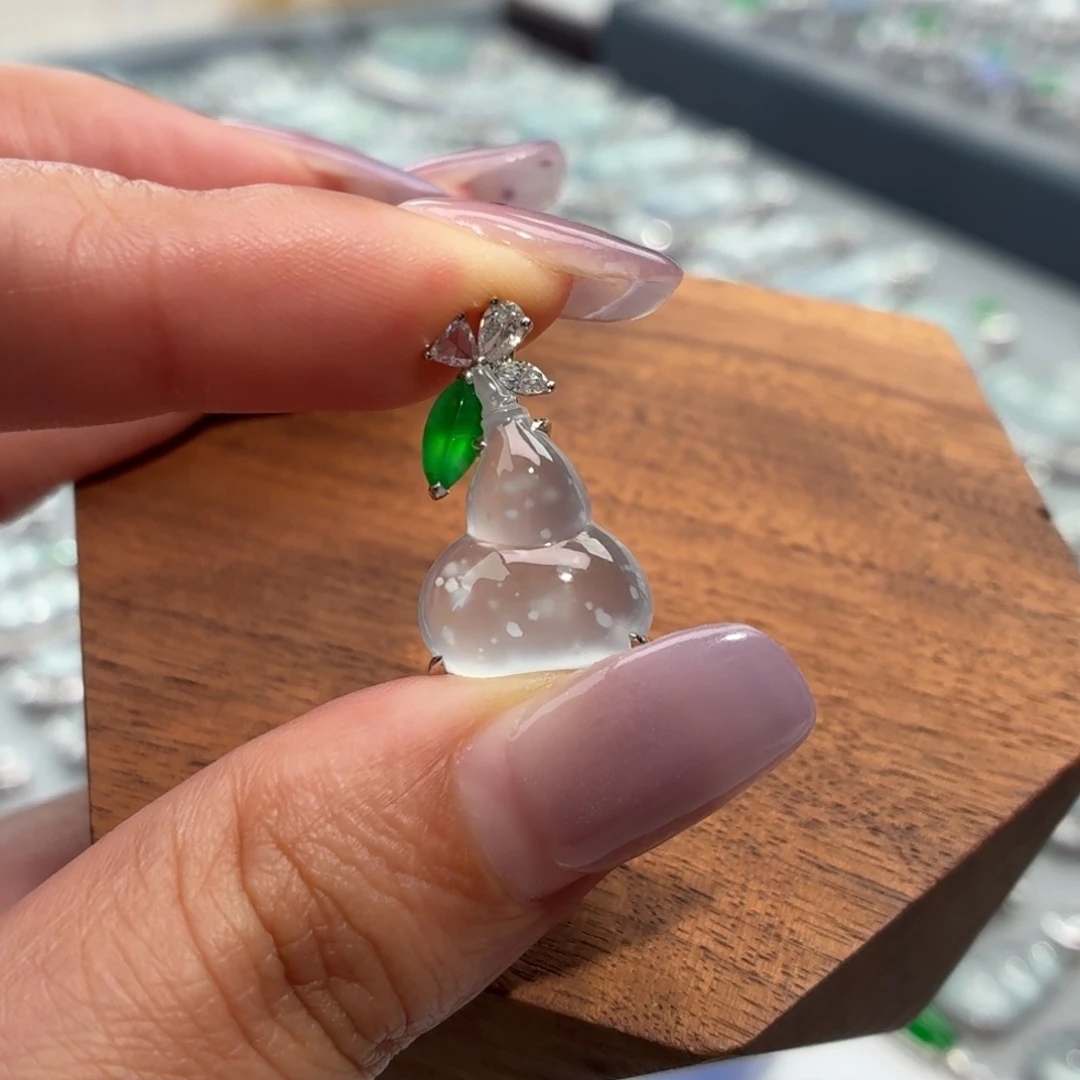 翡翠18K金镶嵌颈饰葫芦