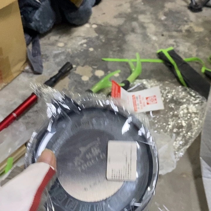 灰色小拉饵盘一个。，