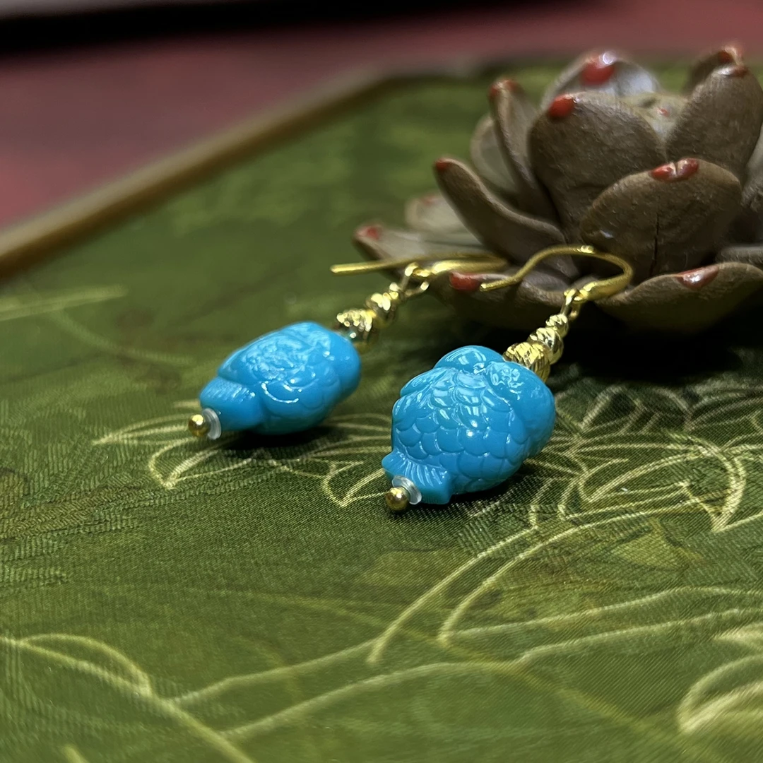 【珺笙珠宝】云盖寺蓝精灵绿松石18K金年年有鱼耳钩S200021878001