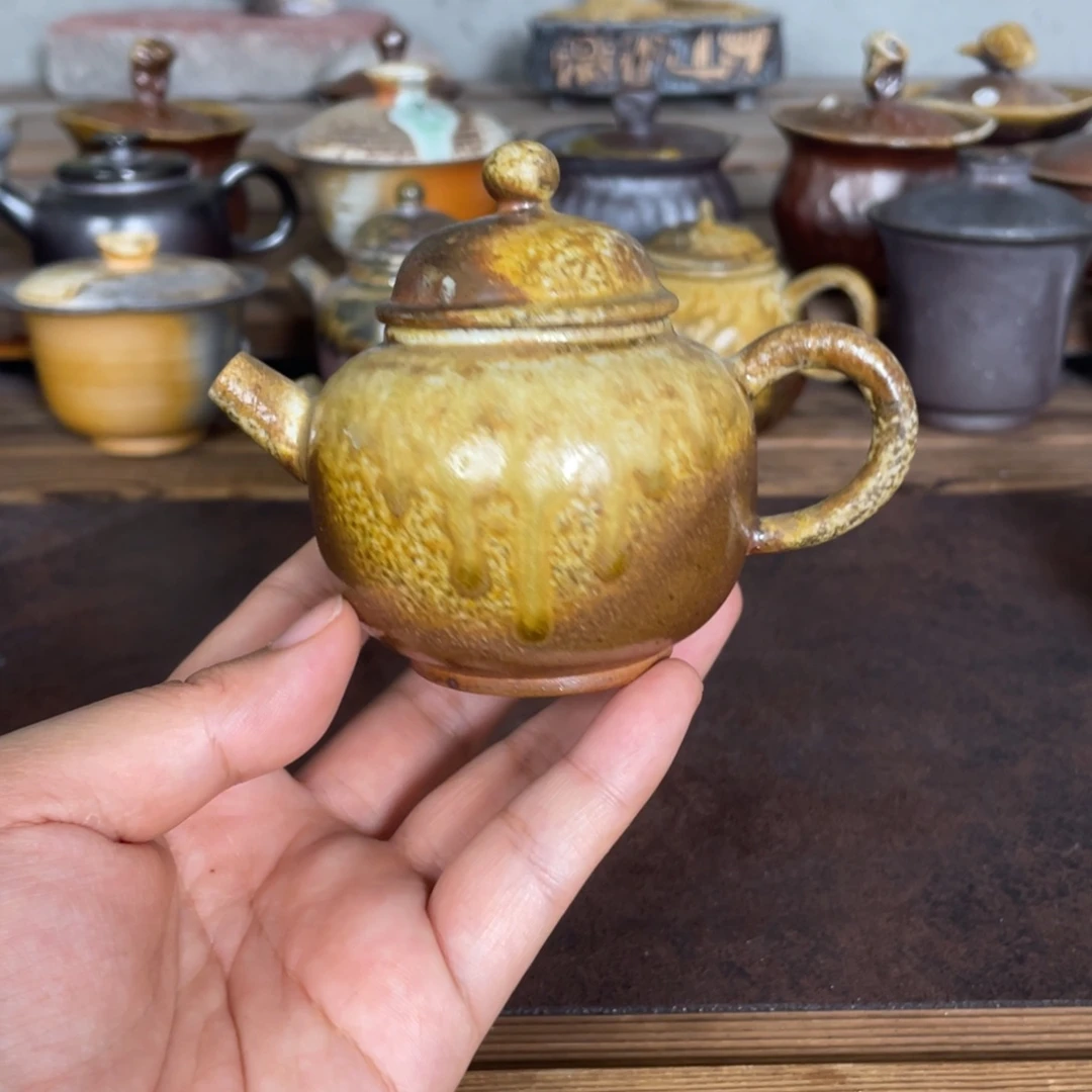 小胖壶。  柴烧。        陶泥