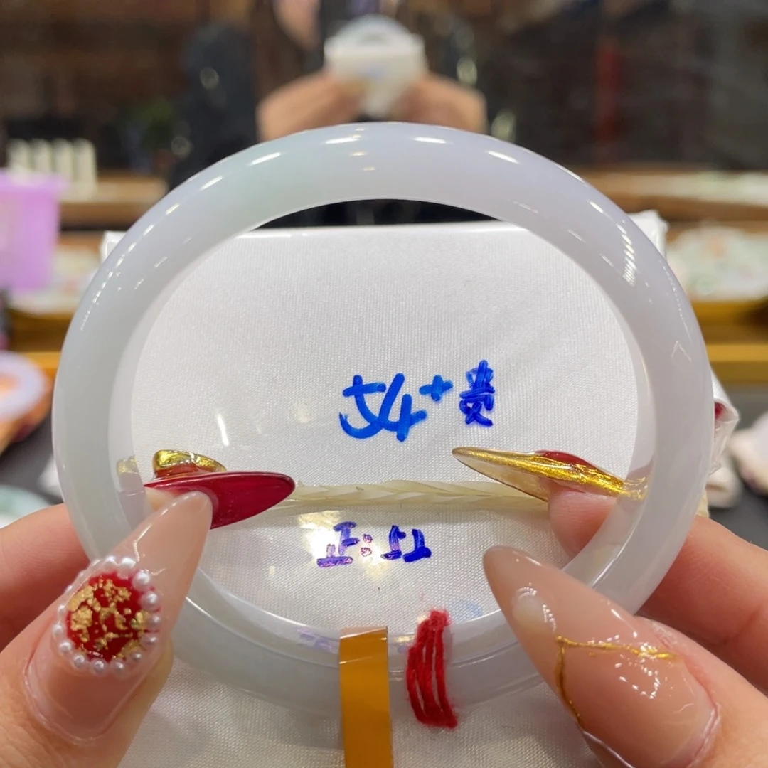 翡翠手镯未镶嵌翡翠