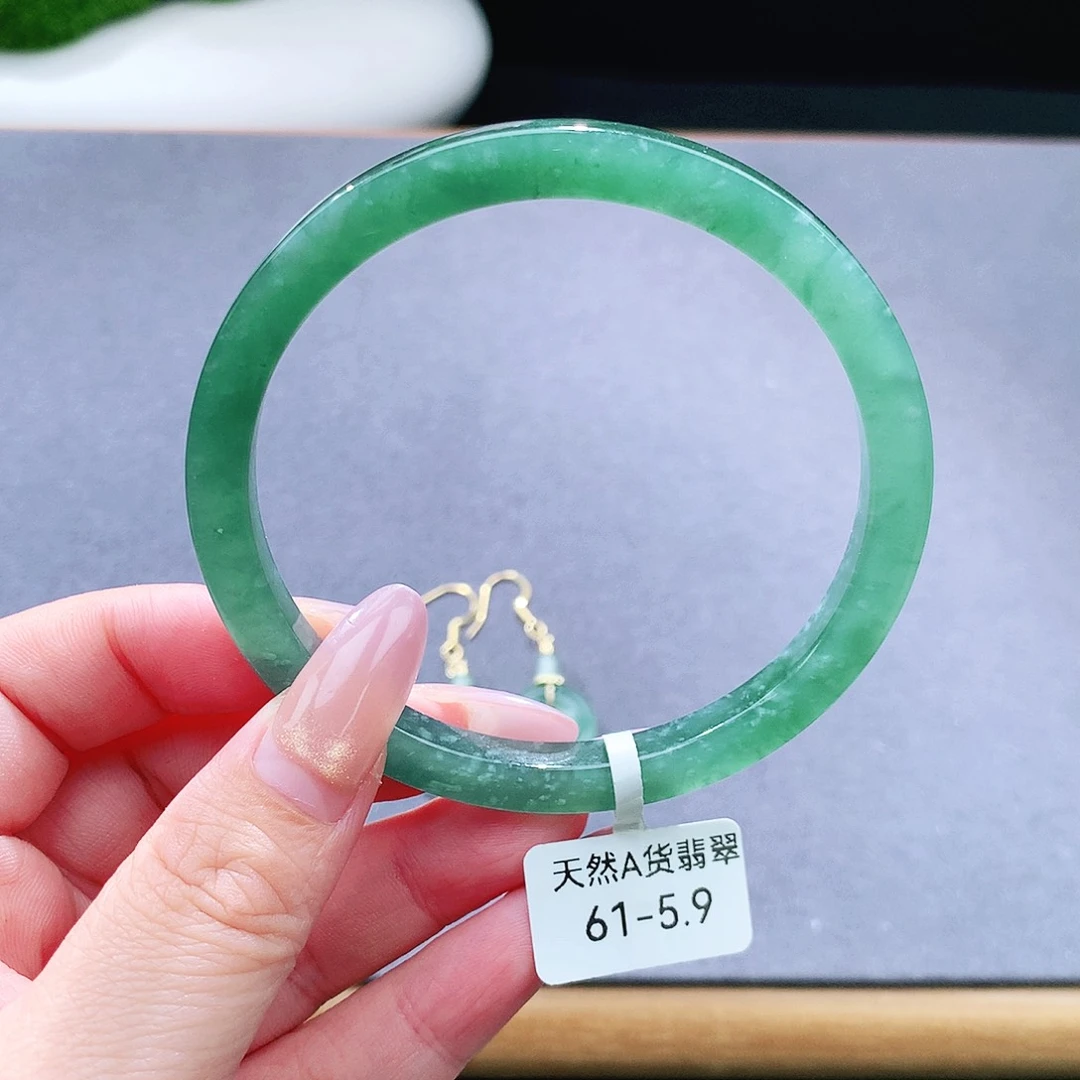未镶嵌手镯（圆镯）翡翠