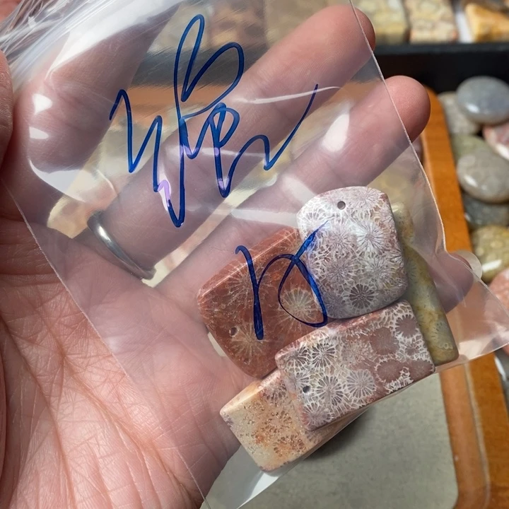 硅化玉颈饰足金镶嵌绾