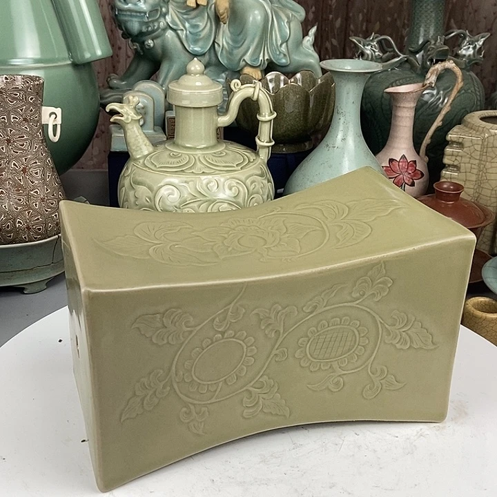 越窑刻花瓷枕一件