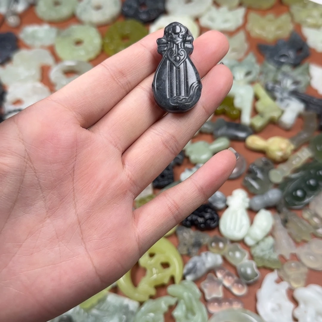 蛇纹石玉未镶嵌颈饰知音