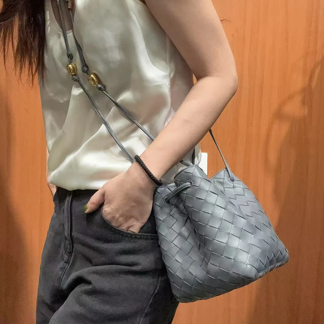 95新 BOTTEGA VENETA/葆蝶家 【蕾】68 0872 水泥灰编织斜挎包