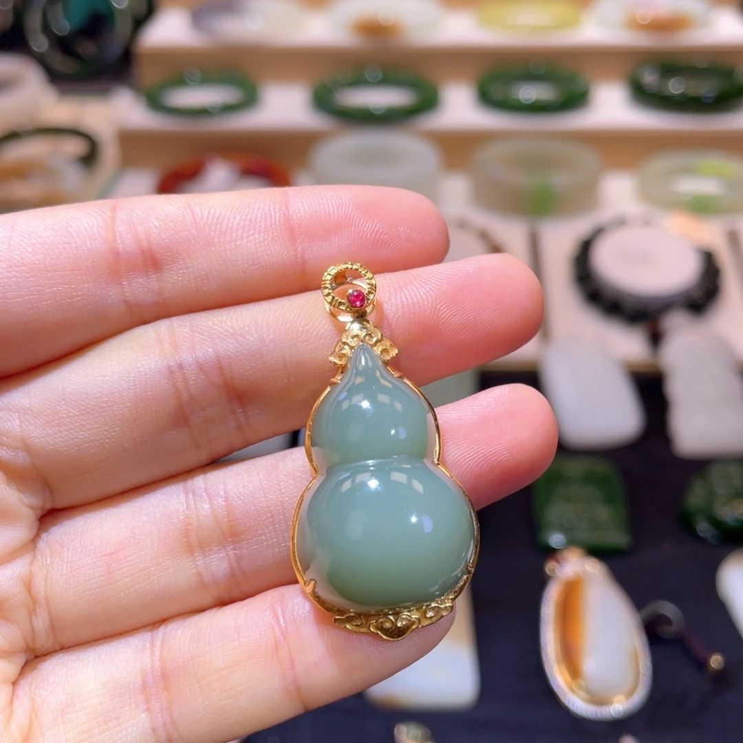 和田玉18K金镶嵌颈饰高品粉青吊坠