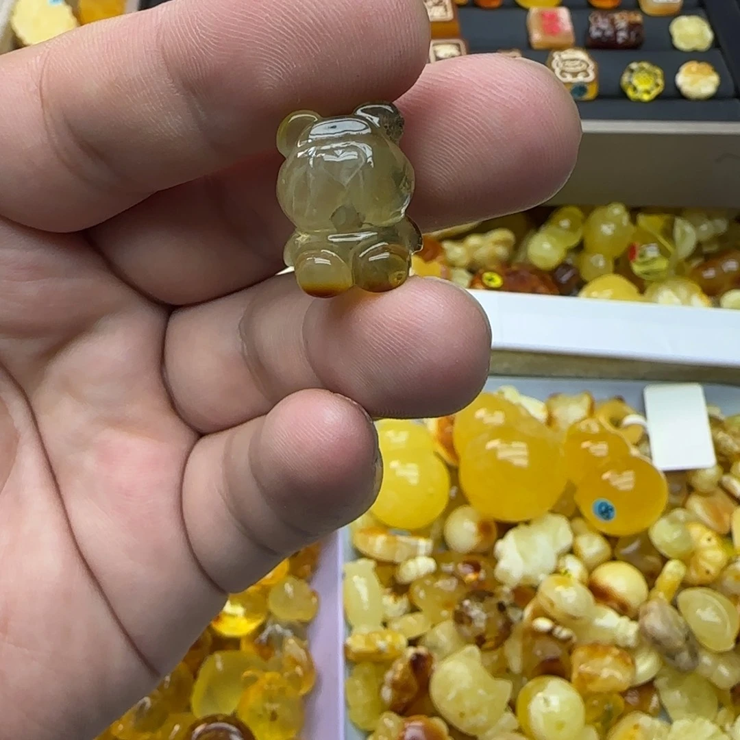 *****琥珀未镶嵌裸石2.3克有瑕