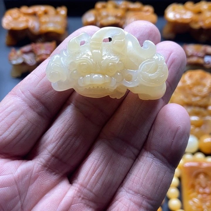 石英质玉（黄龙玉）未镶嵌颈饰