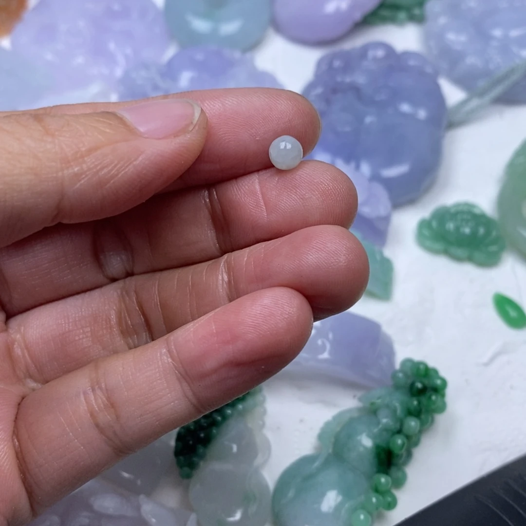 颈饰未镶嵌翡翠?翡翠