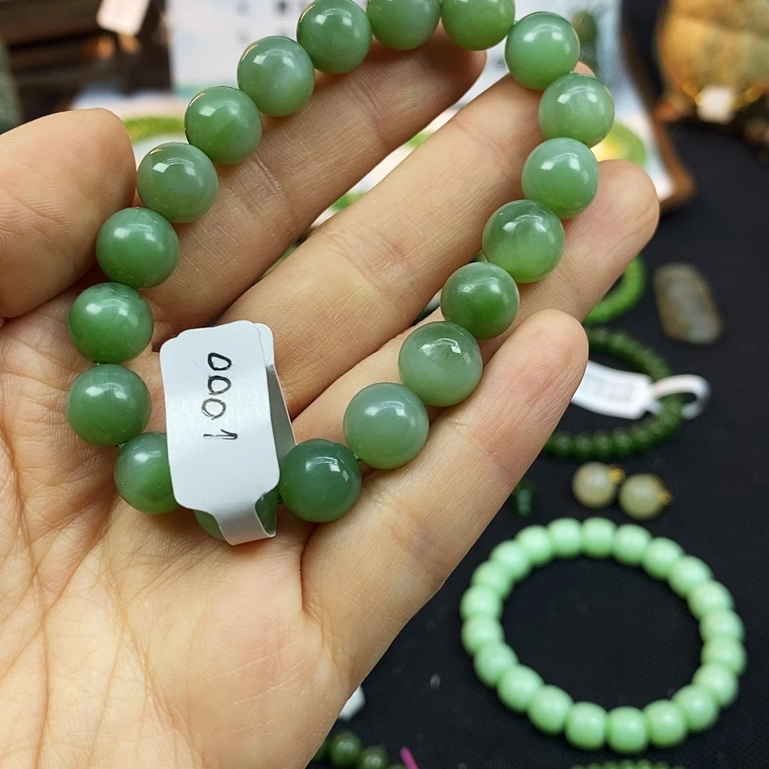 王***走和田玉（碧玉）未镶嵌颈饰