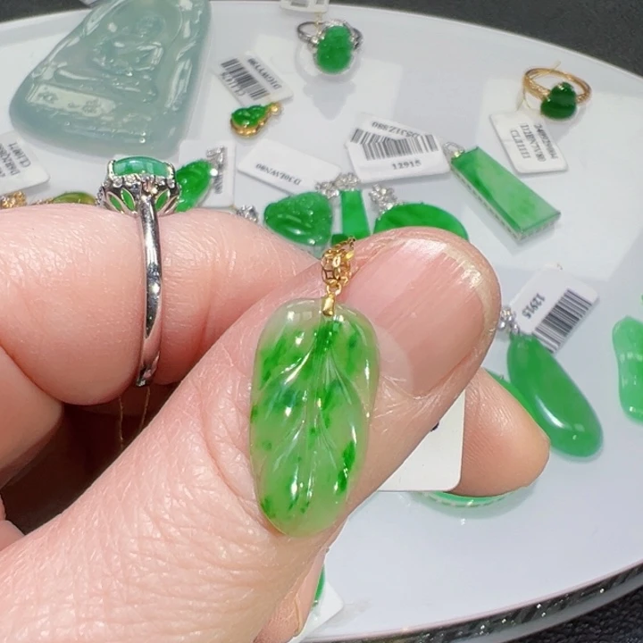 颈饰18K金镶嵌翡翠