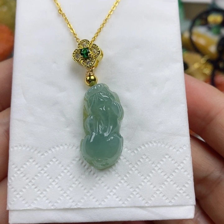 翡翠吊坠(赠链)未镶嵌