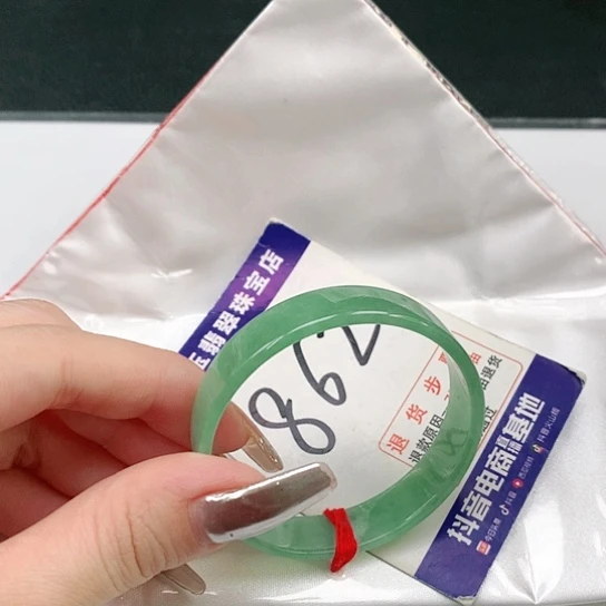 翡翠手镯未镶嵌翡翠手镯
