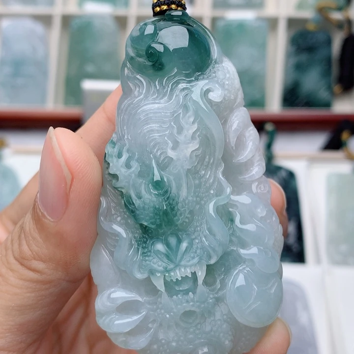 翡翠未镶嵌颈饰龙