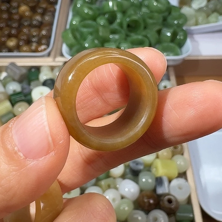 与***伴和田玉未镶嵌颈饰17.5内径定向与茶