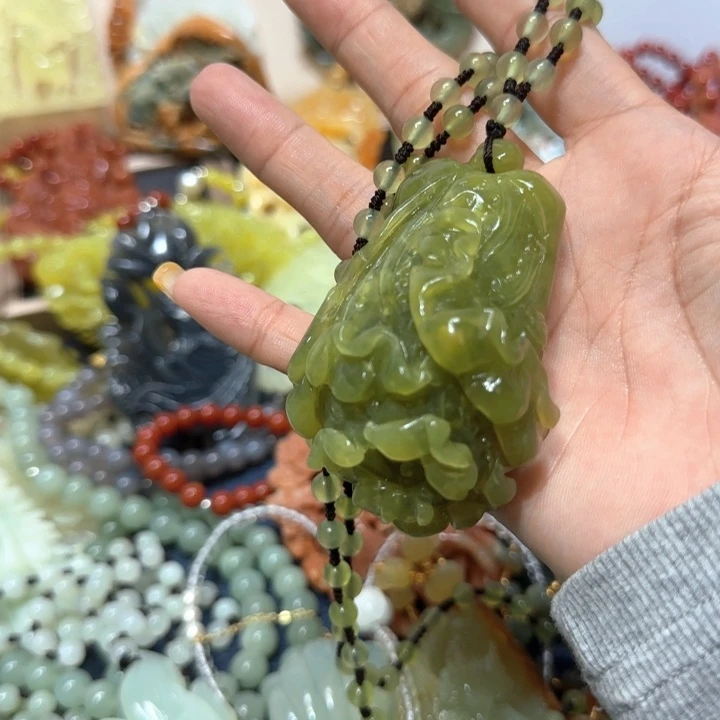 未镶嵌蛇纹石玉吊坠